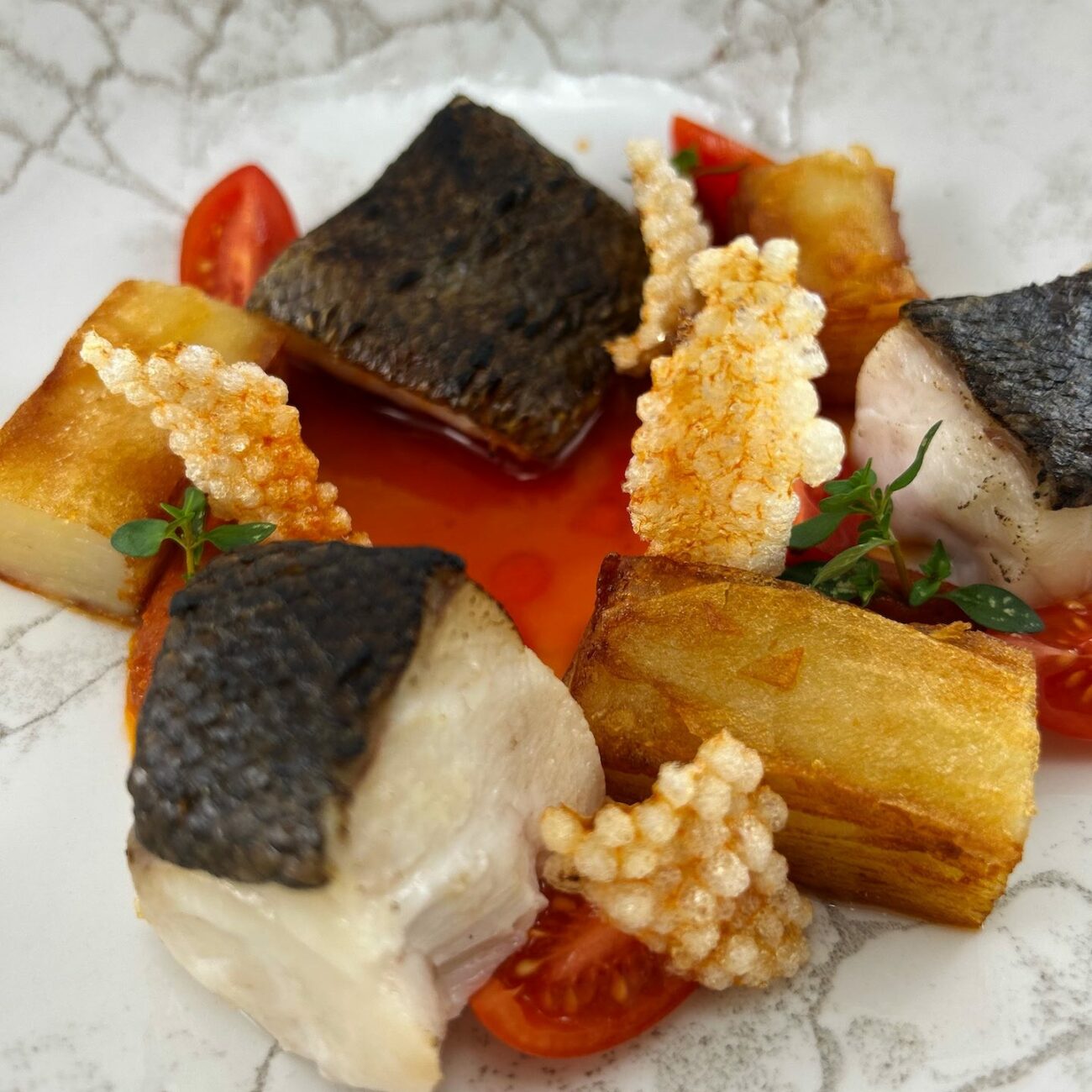 Morone cotto a bassa temperatura, chips di tapioca e pomodoro, crema di pomodorino confit e datterino in purezza - Ristorante SALEGROSSO