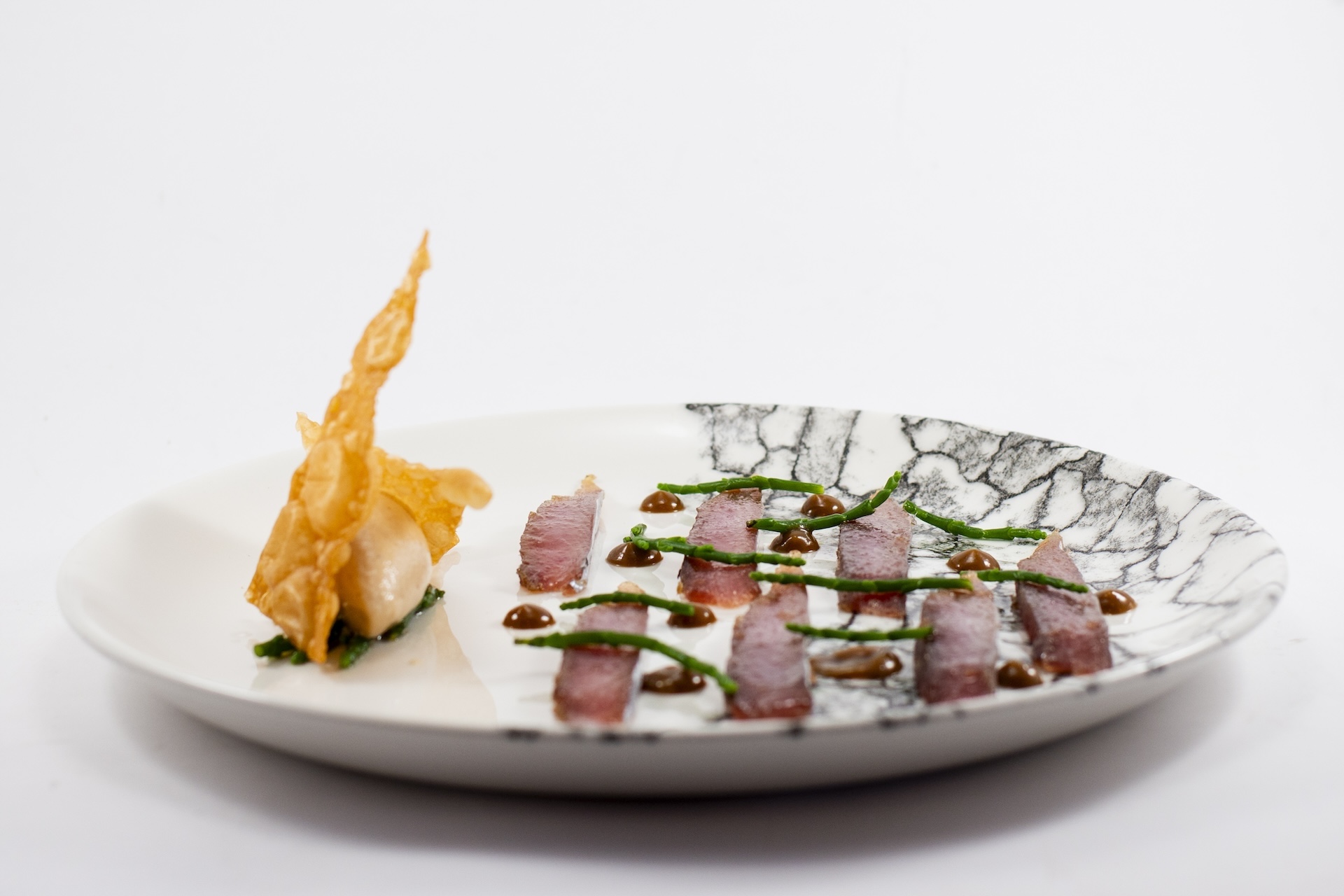 Palamita marinata al pepe lungo con il suo fondo bruno, salicornia fresca, sorbetto al the nero e pepe croccante - Ristorante SALEGROSSO