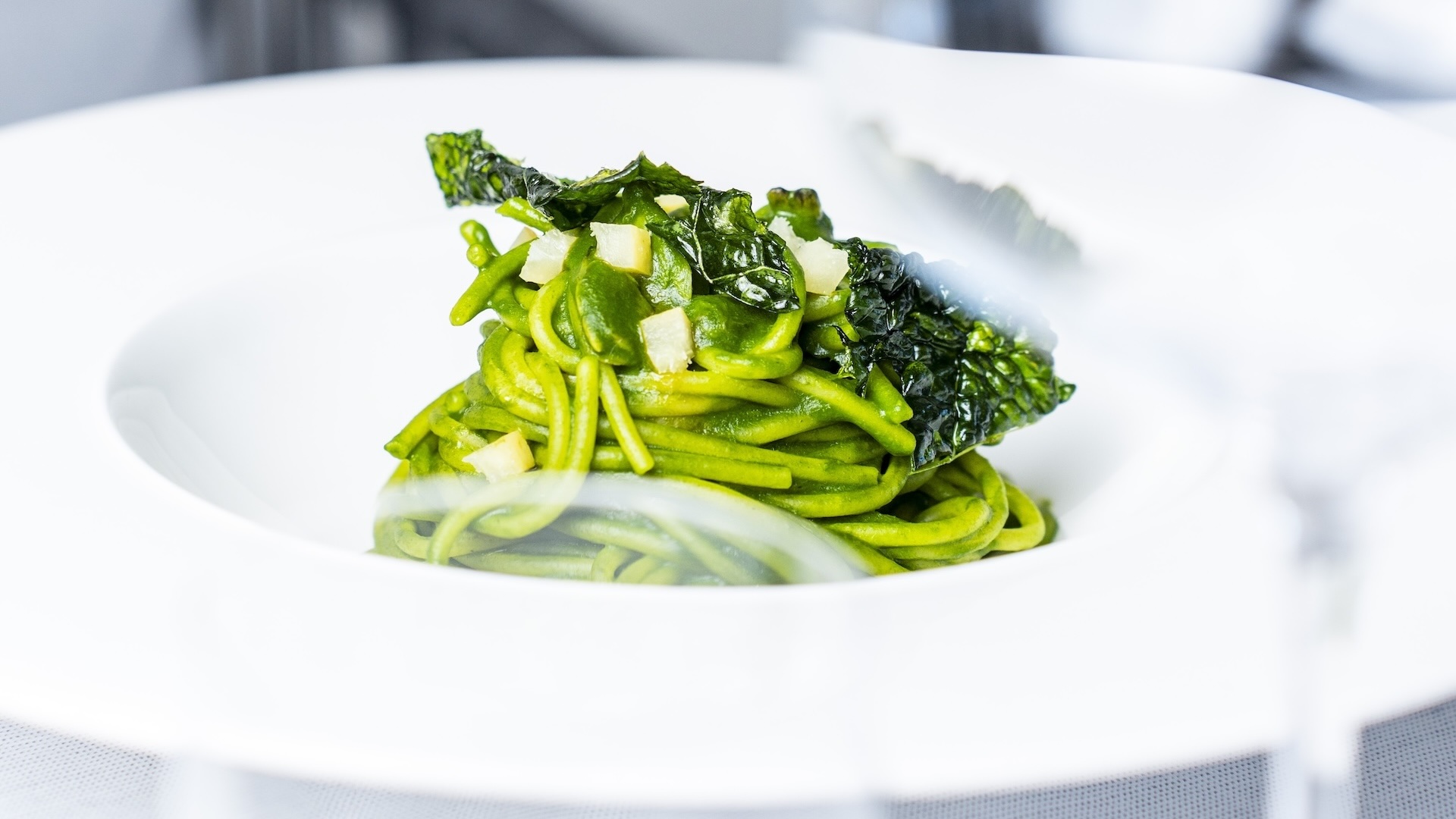 Spaghetti, cavolo nero, vongole e limone fermentato - Ristorante SALEGROSSO