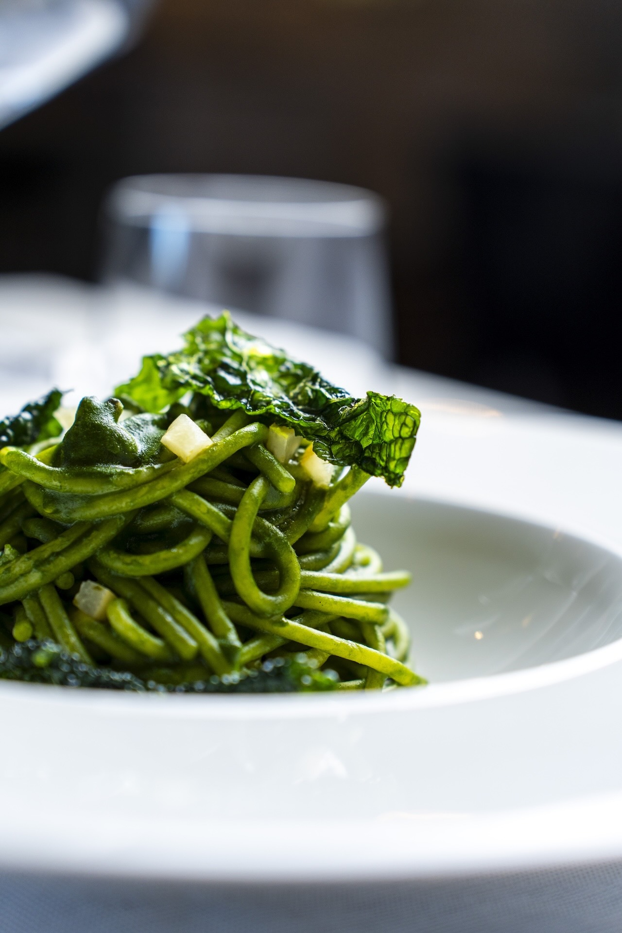 Spaghetti, cavolo nero, vongole e limone fermentato - Ristorante SALEGROSSO