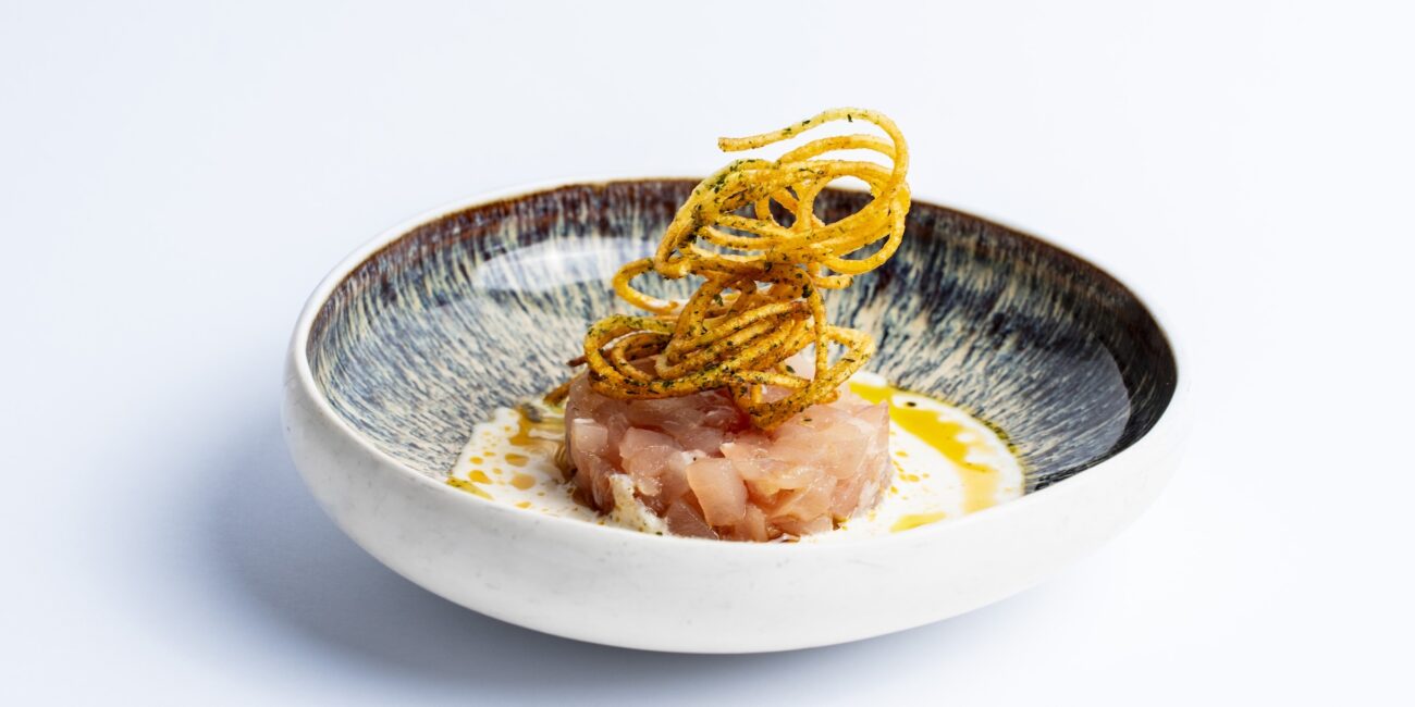 Tartare di pesce, ajo blanco, chips di patate, olio alla nori e peperoncino - Ristorante SALEGROSSO