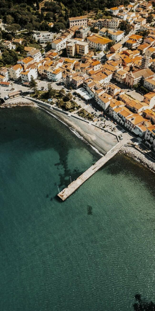 Vista aerea del centro storico e del lungomare di Marciana Marina all’Isola d’Elba