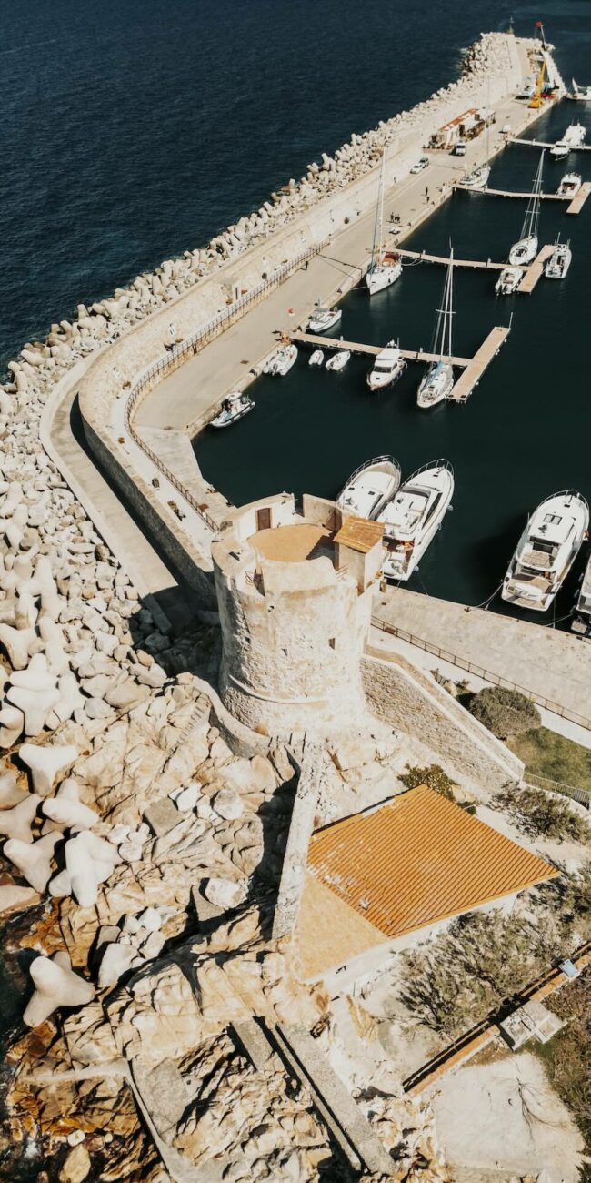 Vista aerea della Torre degli Appiani e del porto turistico di Marciana Marina all’Isola d’Elba