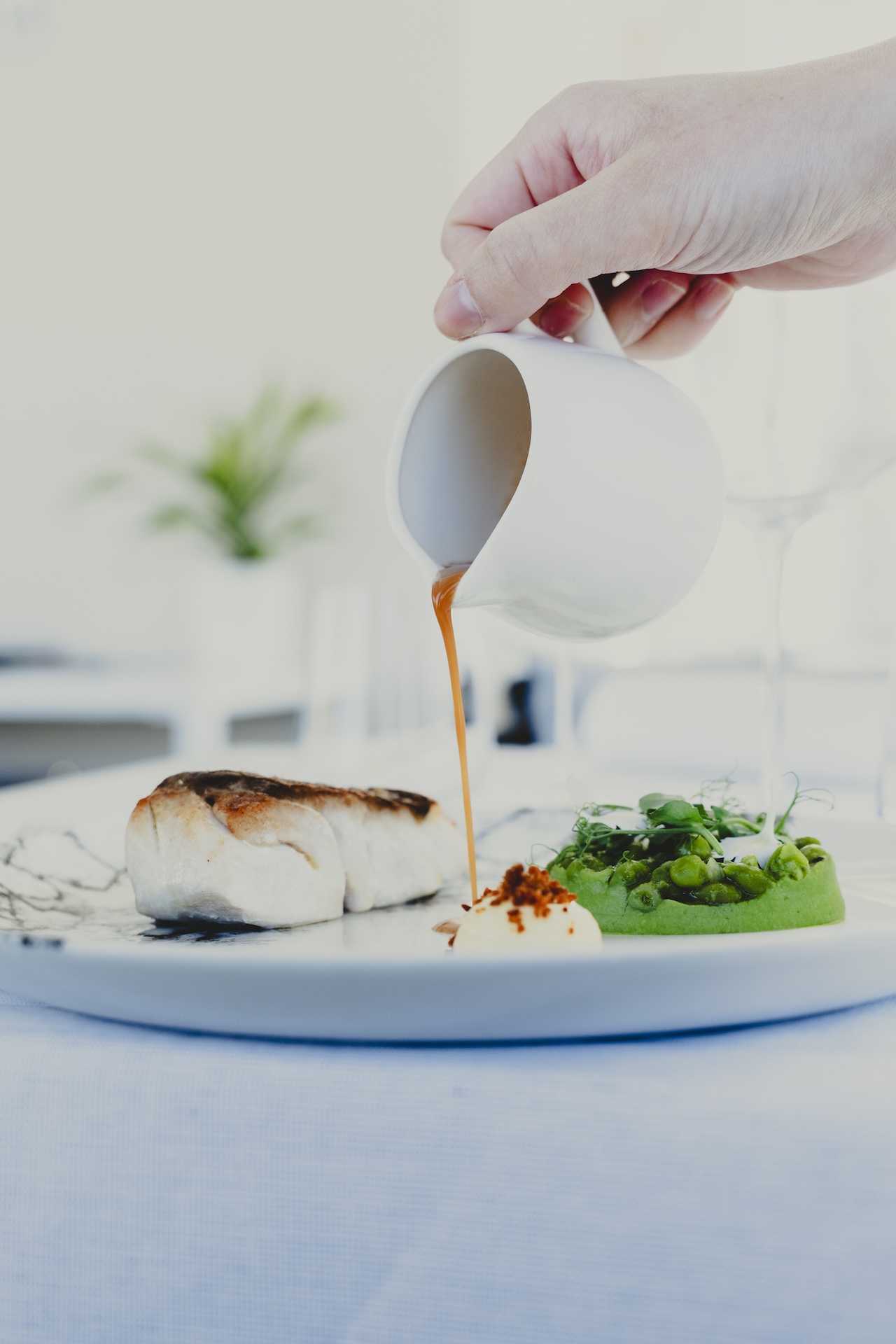 Pesce bianco con piselli in varie consistenze, jus di pesce, maionese e crumble di prosciutto del ristorante Salegrosso