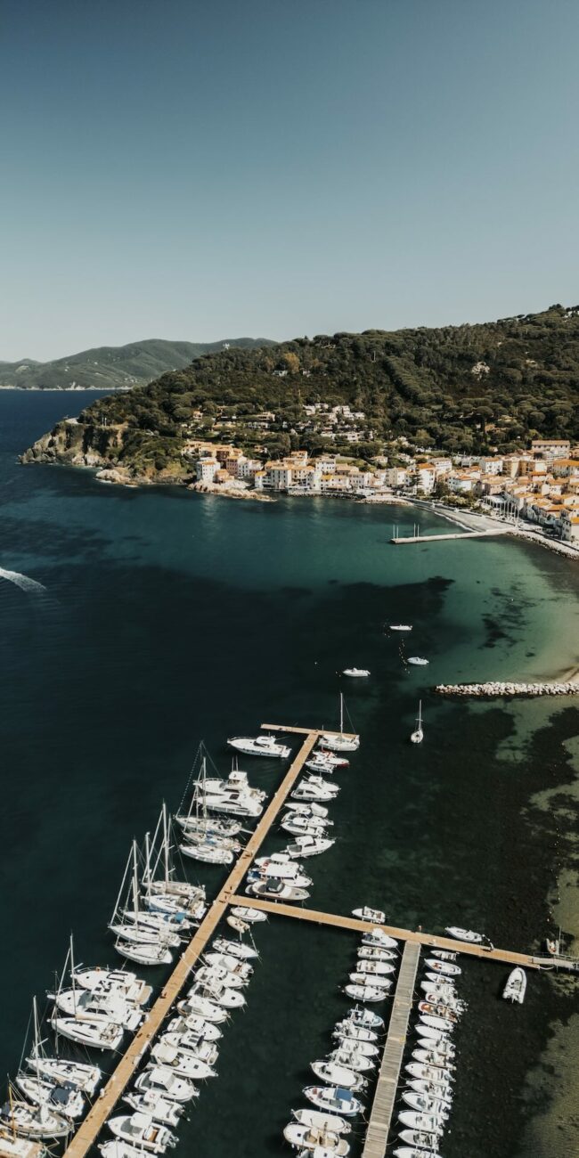Vista aerea del porto e della spiaggia di Marciana Marina all’Isola d’Elba