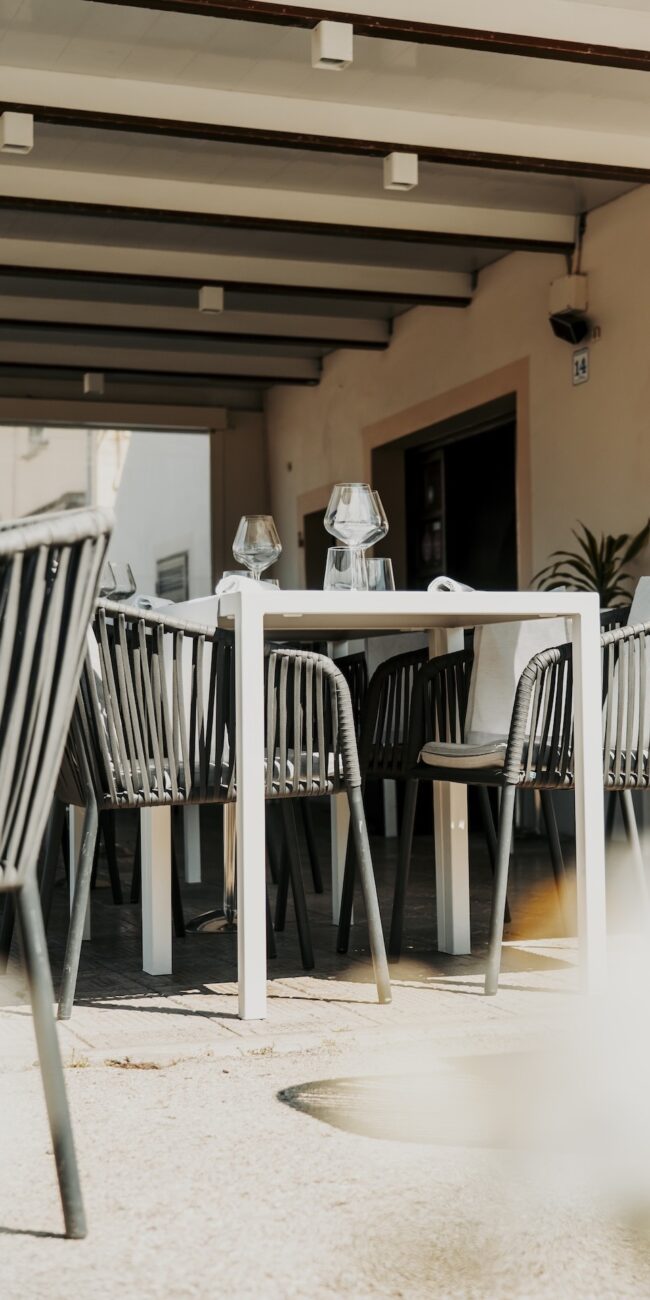Tavoli apparecchiati nella terrazza del ristorante Salegrosso a Marciana Marina all’Isola d’Elba