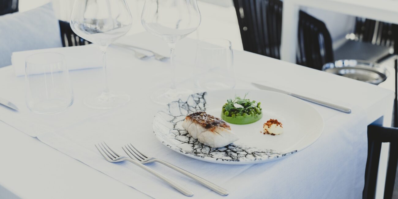 Pesce bianco con piselli in varie consistenze e crumble croccante del ristorante Salegrosso