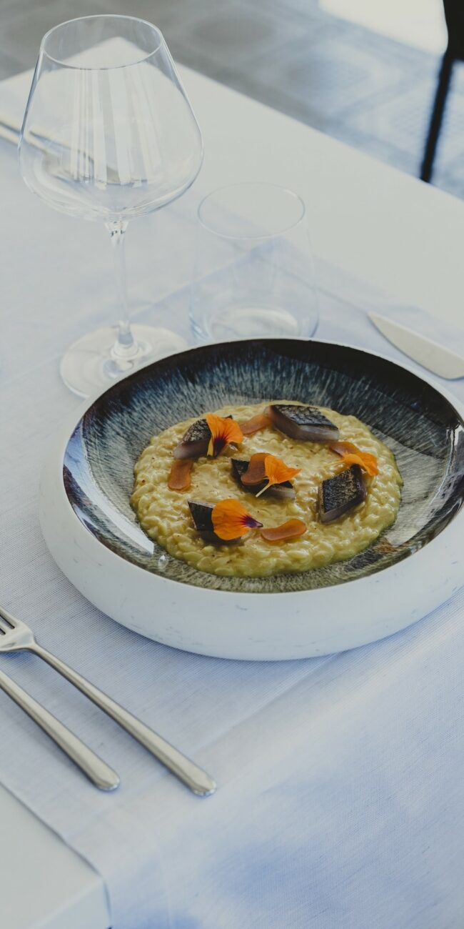 Risotto gourmet con pesce e fiori edibili del ristorante Salegrosso