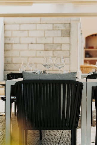 Veranda del ristorante Salegrosso con mise en place elegante a Marciana Marina all’Isola d’Elba