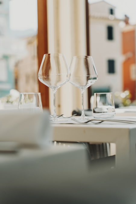 Mise en place elegante nella sala del ristorante Salegrosso a Marciana Marina all’Isola d’Elba