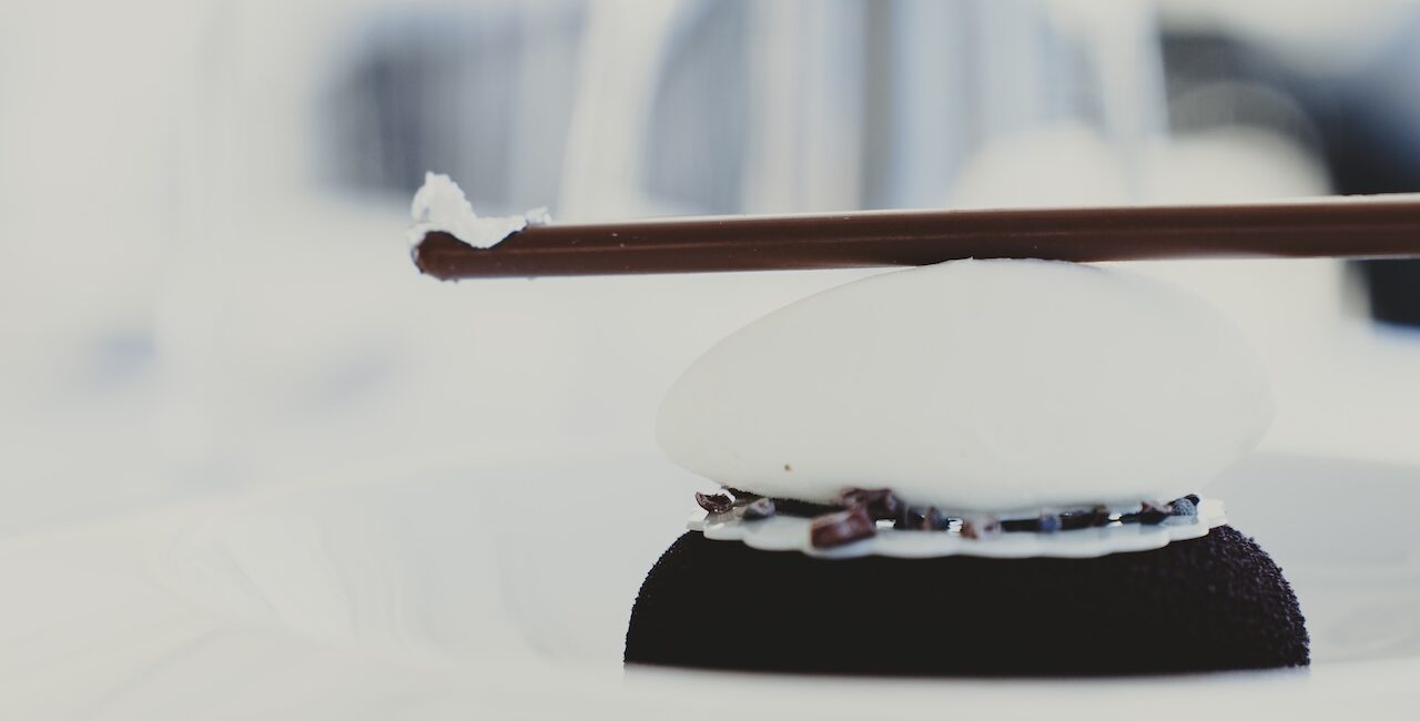 Dessert al cioccolato con mousse bianca e cialda croccante del ristorante Salegrosso